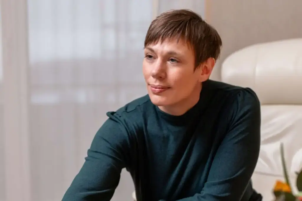 Dorothee Hildbrand legt einer anderen Person beruhigend die Hand auf das Knie – Symbol für emotionale Sicherheit, Halt in Konflikten und mitfühlende Begleitung bei inneren Themen