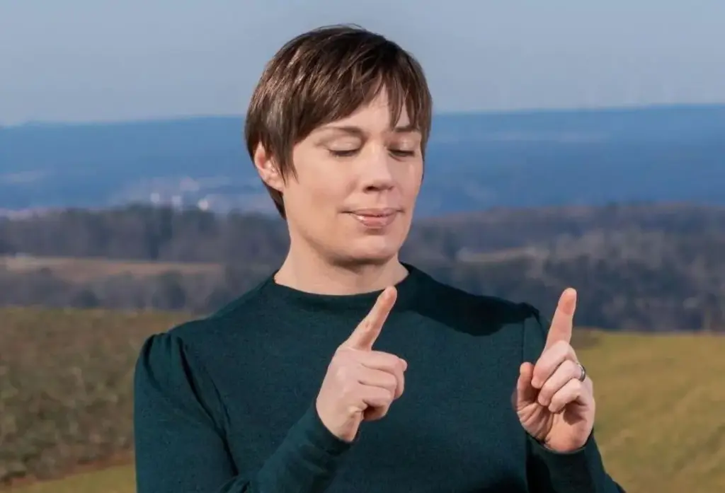 Dorothee Hildbrand zeigt mit den Fingern – Achtsamkeit als Weg aus der Prokrastination