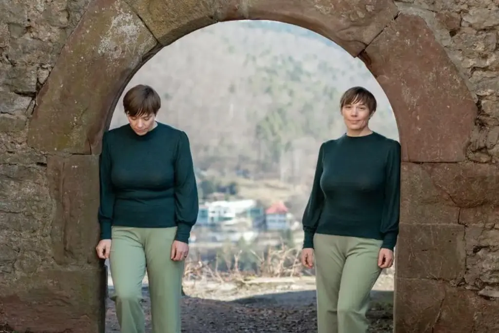 Das Bild zeigt Dorothee Hildbrand vor einem geöffneten Tor – links noch gebeugt und erschöpft, rechts klar, aufrecht und durchsetzungsstark. Es visualisiert die Transformation, die möglich wird, wenn Prokrastination an der Wurzel gepackt und innere Sicherheit aufgebaut wird. Passend zum Blogartikel über den Durchbruch im Umgang mit Aufschieben – durch Nervensystemarbeit, Hypnose und die Lebenskraft Methode.