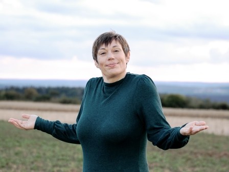 Frau zuckt mit den Schultern. Bild für gelassene Souveränität im Konflikt