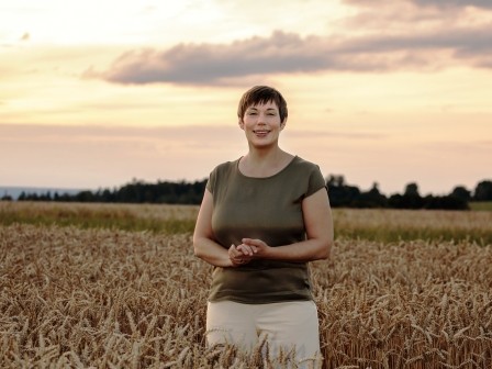 Frau im Weizenfeld bei Sonnenuntergang – Symbol für emotionale Heilung und innere Ruhe durch Havening Technik