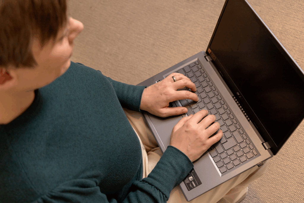 Dorothee Hildbrand sitzt nachdenklich am Laptop. Ein Sinnbild dafür, den Perfektionismus abzulegen.