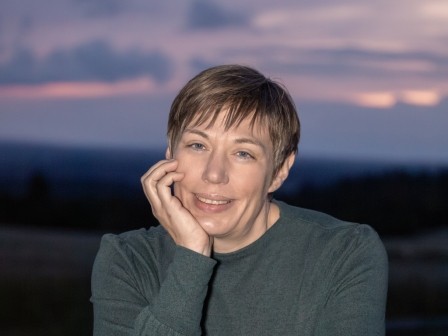 Frau steht vor Sonnenuntergang: Selbstbewusstsein stärken mit Hypnose und Havening Technik